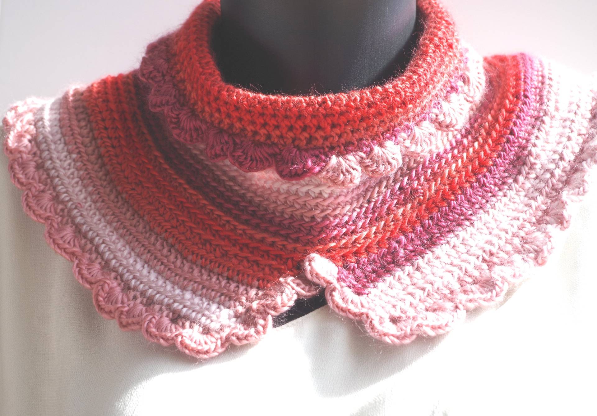 Gehäkelter Schlauchschal Aus Orange-Rosa Wolle von LESSNOODSDEFANFAN