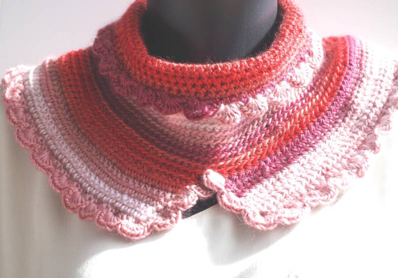 Gehäkelter Schlauchschal Aus Orange-Rosa Wolle von LESSNOODSDEFANFAN