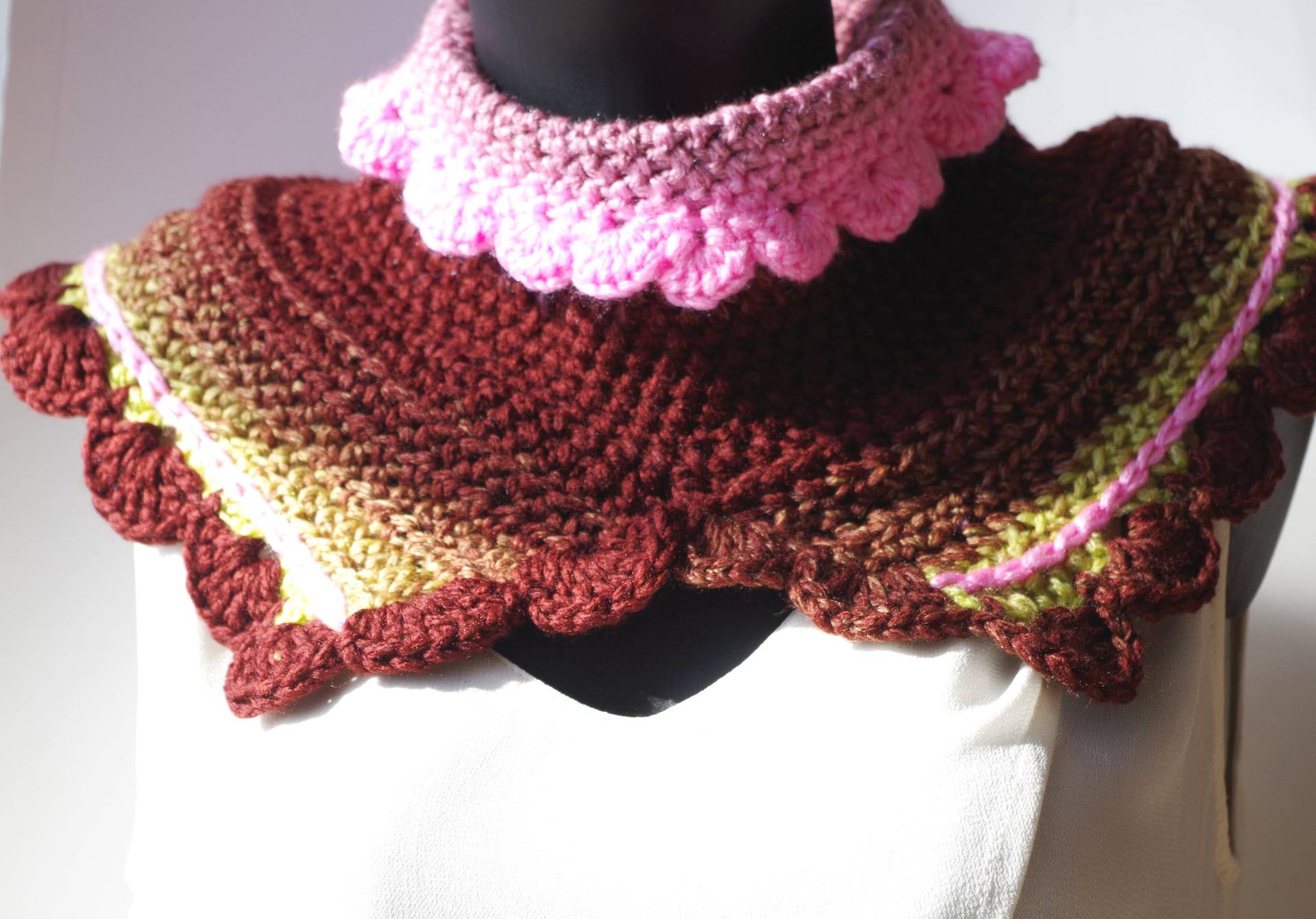 Gehäkelter Schlauchschal Aus Rosa, Grüner Und Brauner Wolle von LESSNOODSDEFANFAN