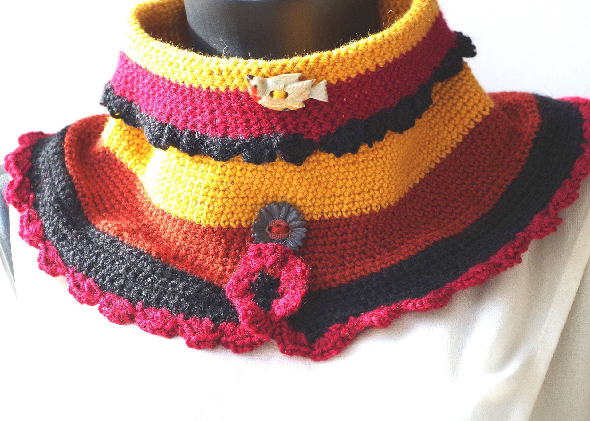 Gehäkelter Snood-Kragen Aus Schwarzer, Burgunderroter, Gelber Und Orangebrauner Wolle, Verziert Mit Zwei Keramikknöpfen von LESSNOODSDEFANFAN