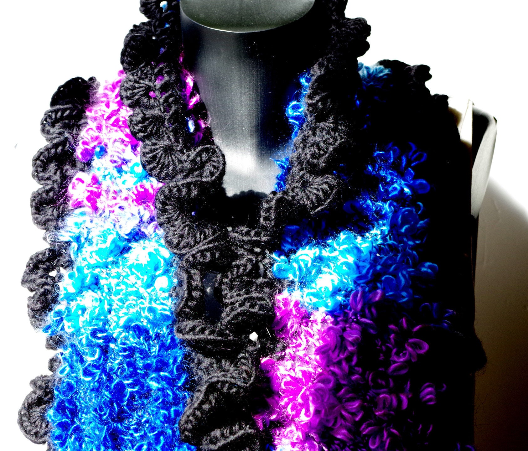 Gehäkelter Stolaschal Aus Bouquet-Wolle Von Oké, Mehrfarbige Und Reine Schwarze Wolle von LESSNOODSDEFANFAN