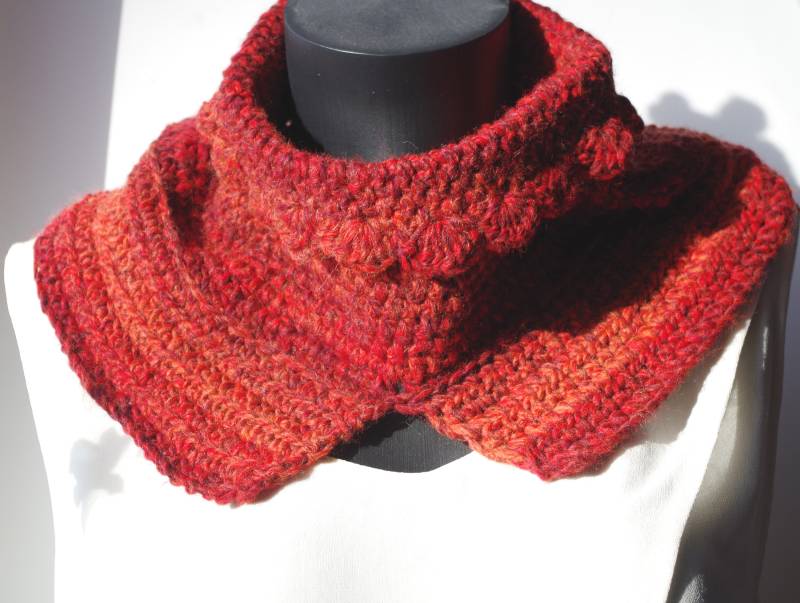 Handgehäkelter Schlauchschal Aus Wolle in Dunklen Kupferrottönen von LESSNOODSDEFANFAN