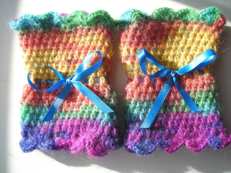 Mehrfarbige Manschetten Aus Wolle Und Mohair, Verziert Mit Einer Hübschen Blauen Satinschleife von LESSNOODSDEFANFAN