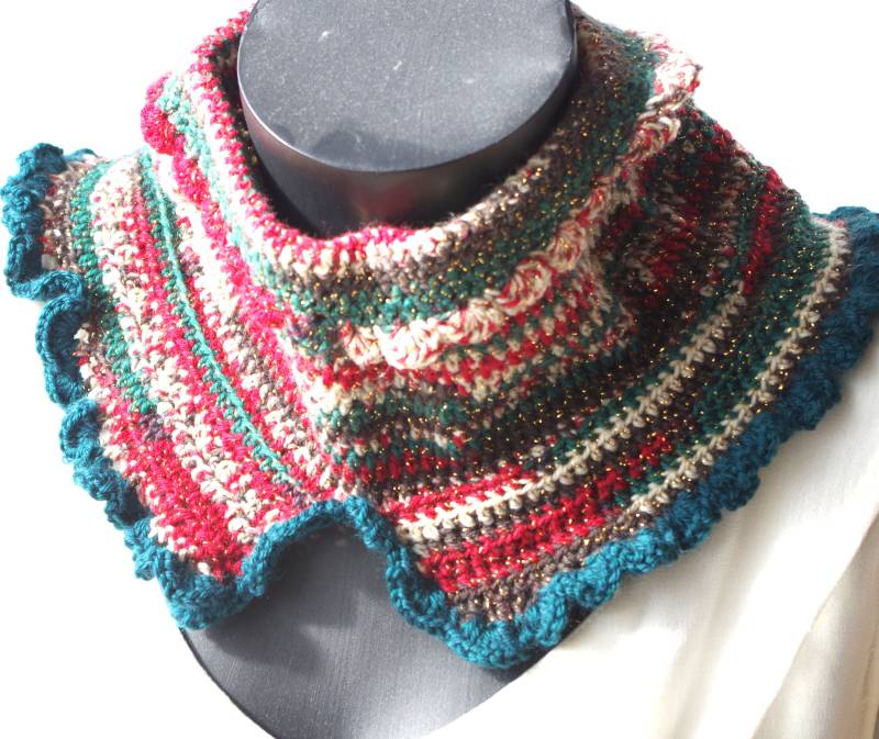 Snood-Kragen Aus Wolle in Den Weihnachtsfarben Grün, Rot, Weiß Und Gold-Lurex Gehäkelt von LESSNOODSDEFANFAN