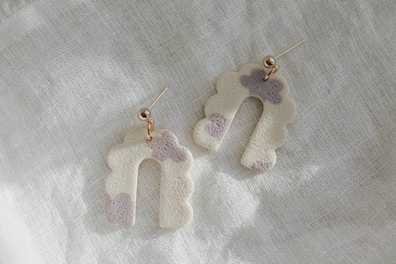 Cloudy Flower | Ohrringe Aus Polymerclay Mit Blumenanhänger Und Muster von LESVARandCLAY