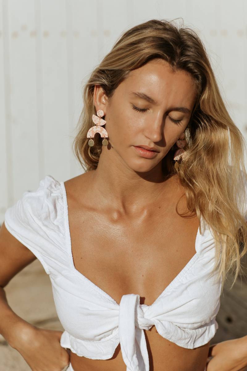 Coralflower | Ohrringe Aus Polymerclay Mit Blumenmuster in Beige Und Koralle Coralflower | Ohrringe Aus Polymerclay Mit Blumenmuster in Beige Und Koralle von LESVARandCLAY