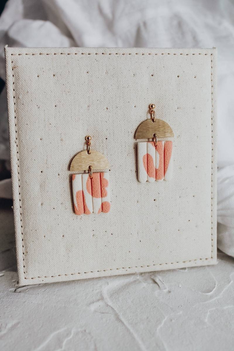 Coralpassion | Ohrringe Aus Polymerclay Mit Ornamentik in Koralle Inspiriert Von Matisse von LESVARandCLAY