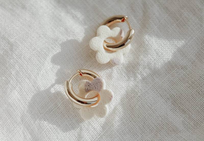 Daisy Hoops | Kreolen Aus Polymerclay Mit Blumenanhänger Muster von LESVARandCLAY