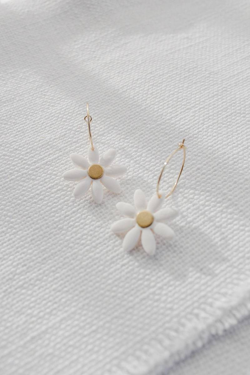 Daisy | Ohrringe Polymerclayohrringe Handgemacht Unikat Geometrisch Statementohrringe Boho Blumen von LESVARandCLAY