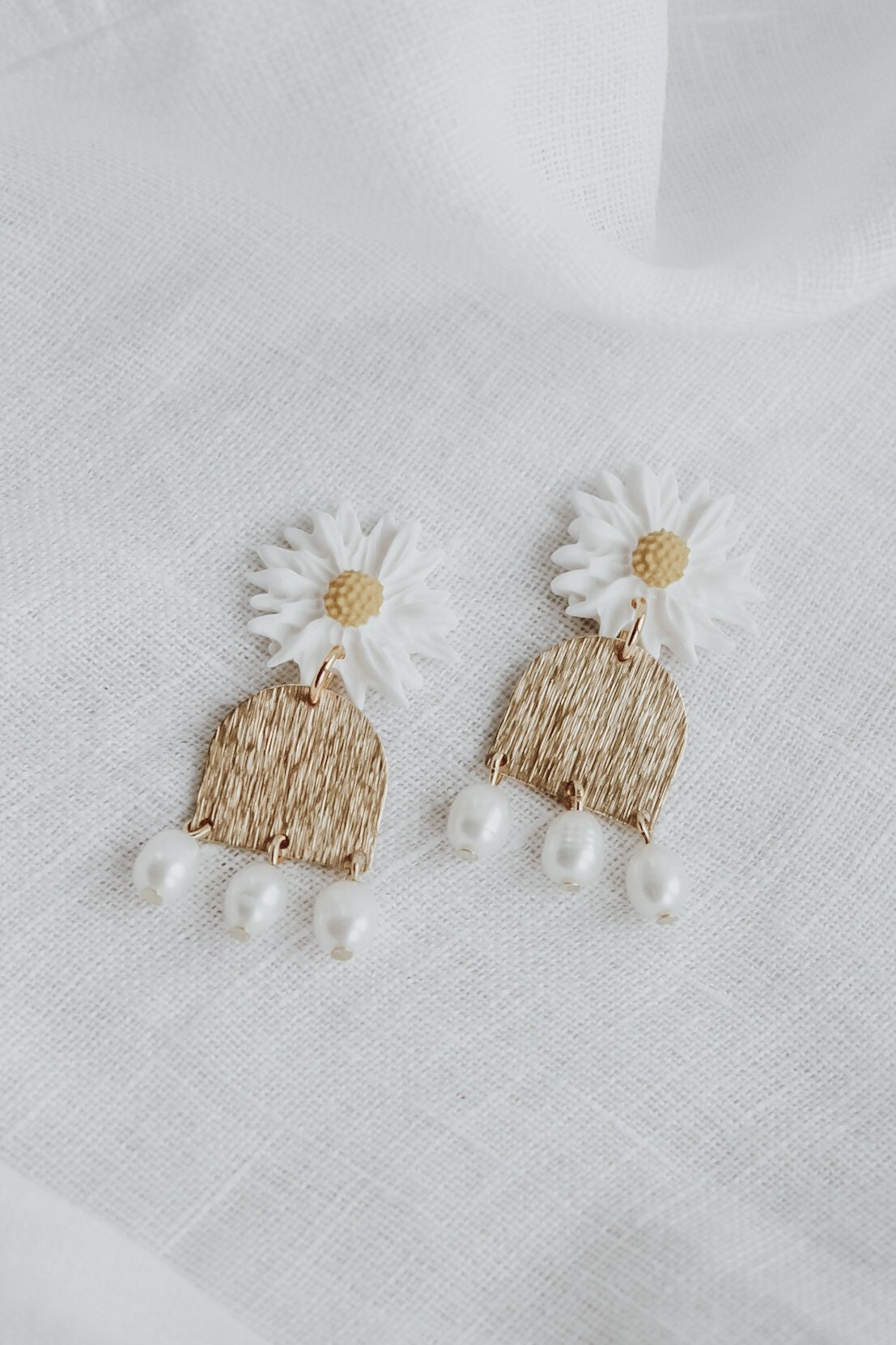 Daisy Pearl | Ohrringe Polymerclayohrringe Handgemacht Unikat Geometrisch Statementohrringe Boho Blumen Daisy Pearl | Ohrringe Polymerclayohrringe Handgemacht Unikat Geometrisch Statementohrringe Boho Blumen von LESVARandCLAY