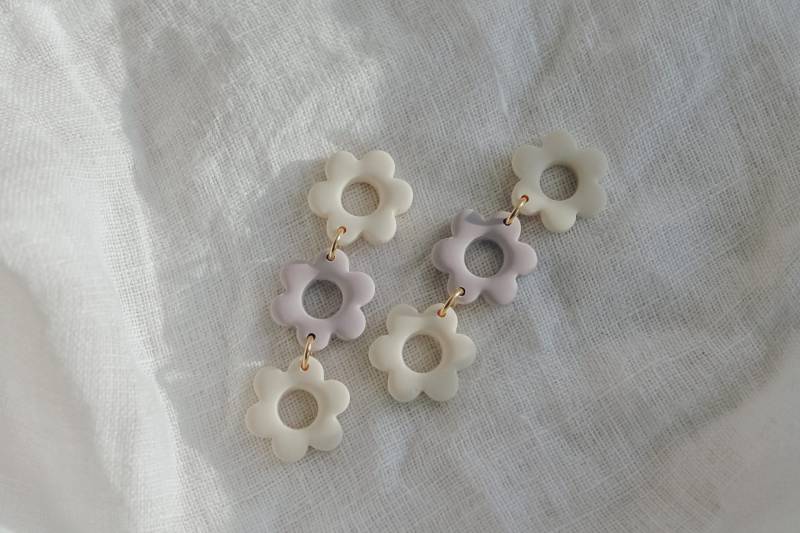 Flower Power | Ohrringe Aus Polymerclay Mit Blumenanhänger in Beige Und Lavendel von LESVARandCLAY