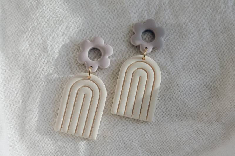 Flower Rainbwo | Ohrringe Aus Polymerclay Mit Blumenmotiv in Beige Und Lavendel von LESVARandCLAY