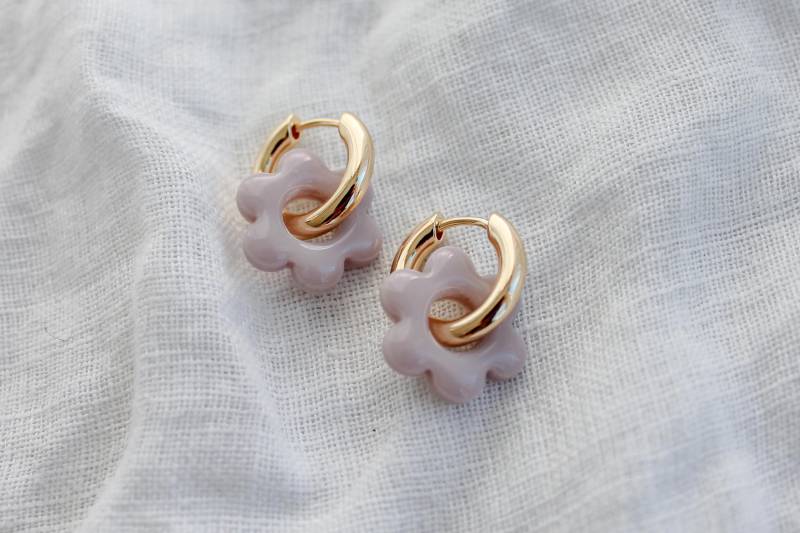 Flowers Forever | Kreolen Aus Polymerclay Mit Blumenanhänger Muster von LESVARandCLAY