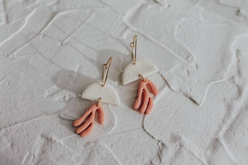 Jellyfish | Ohrringe Aus Polymerclay Mit Muster in Koralle Und Beige von LESVARandCLAY