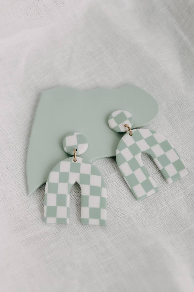 Los Angeles | Ohrringe Aus Polymerclay Mit Schachbrettmuster von LESVARandCLAY