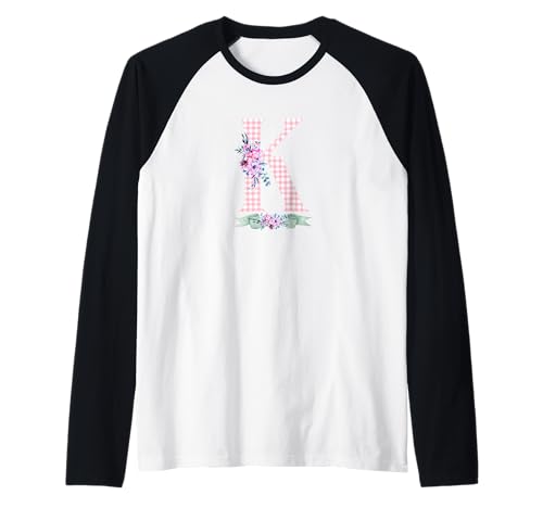 Damen K Initialbuchstabe und rosa Gingham-Blumenband Raglan Damen K Initialbuchstabe und rosa Gingham-Blumenband Raglan von LETTER FLOWER PINK GINGHAM GREEN RIBBON GRAPHICS