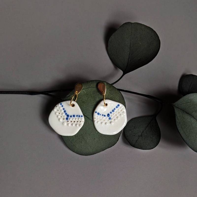 Organic Round Porcelain Earrings - Hand-Refined Pattern With Dots & 18K Gold von LETTEceramics