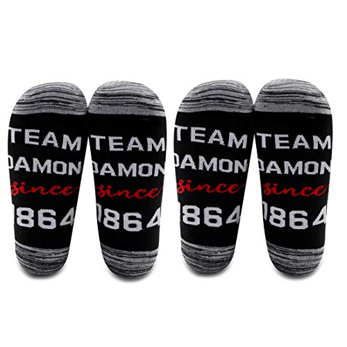 LEVLO Vampir-Fans Geschenk Team Damon Since 1864 Baumwollsocken Vampir inspirierte Geschenke, 2 Paare/Set-Mid Calf-1, Small-Medium von LEVLO