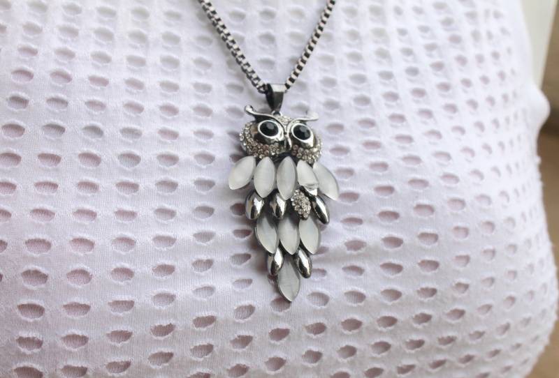 Eule-Hergestellt Aus Metall Und Quarz Mit Schwarzen Steinen Augen, Lange Kette Gut Für Ein Geschenk Eule-Hergestellt Aus Metall Und Quarz Mit Schwarzen Steinen Augen, Lange Kette Gut Für Ein Geschenk von LEYENDAonline