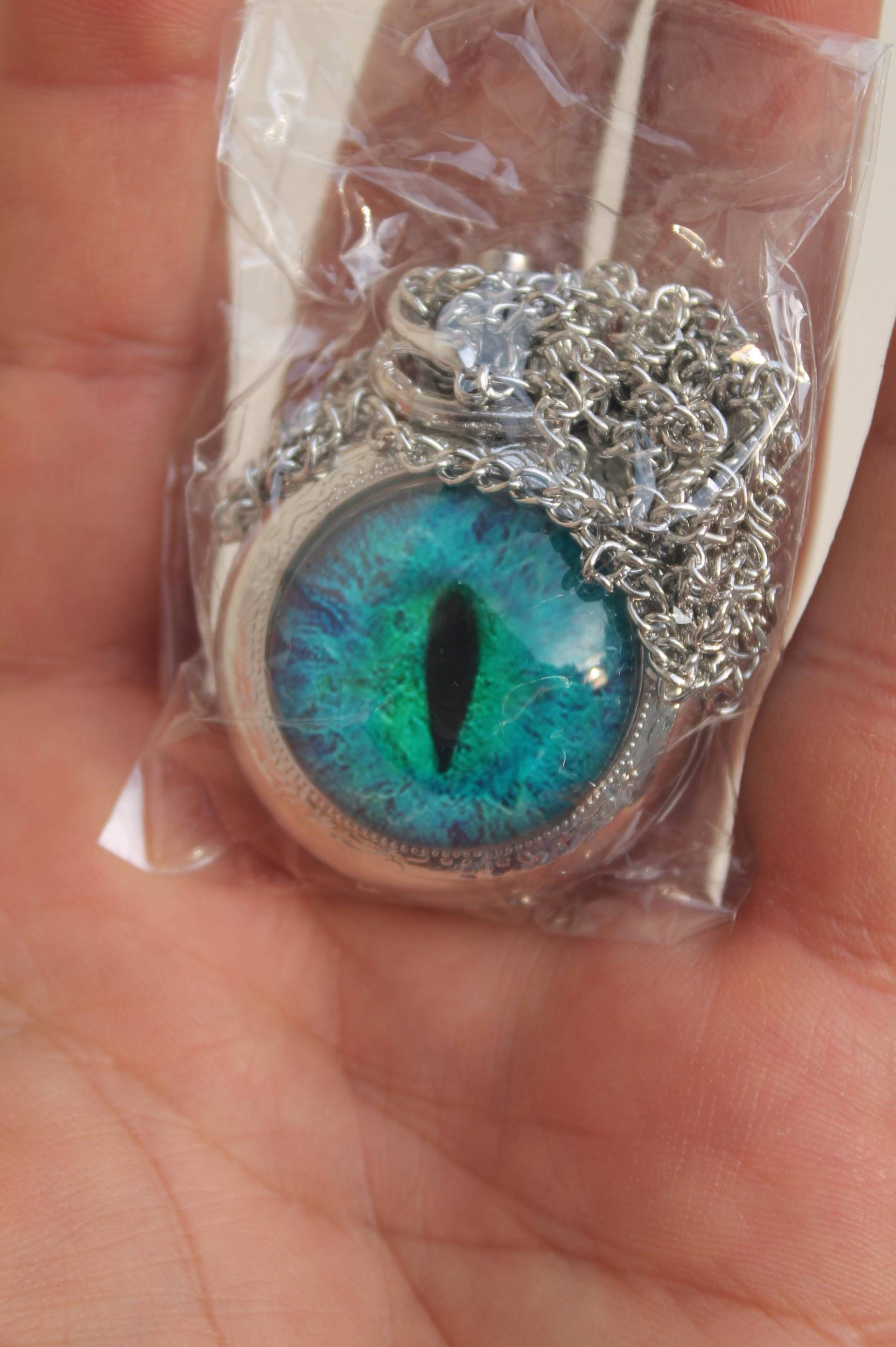 Vintage Cabochon in Bunten Drachen Katze Auge Glas Vergoldet Lange Kette Anhänger Halskette Geschenk Vintage Cabochon in Bunten Drachen Katze Auge Glas Vergoldet Lange Kette Anhänger Halskette Geschenk von LEYENDAonline
