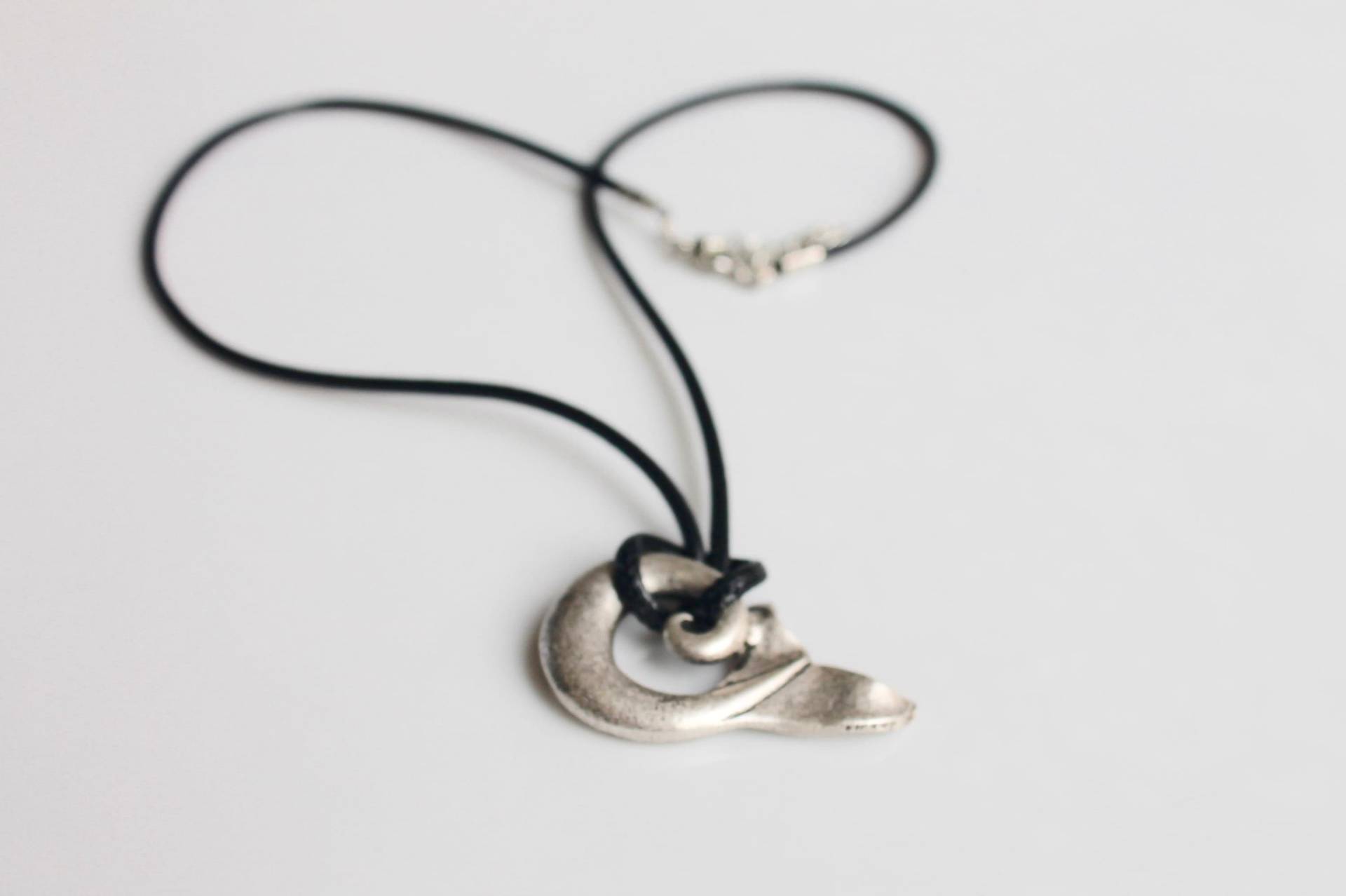 Wal-Märchen-Armband Mit Schwarzem Lederband Wal-Märchen-Armband Mit Schwarzem Lederband von LEYENDAonline