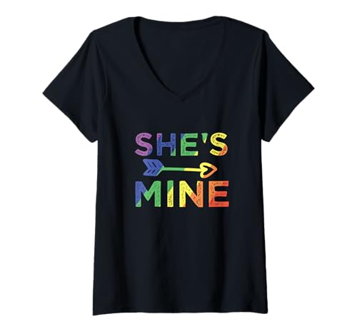 Damen Lesbisches Paar She's Mine I'm Hers Matching LGBT Pride T-Shirt mit V-Ausschnitt Damen Lesbisches Paar She's Mine I'm Hers Matching LGBT Pride T-Shirt mit V-Ausschnitt von LGBT Matching Apparel