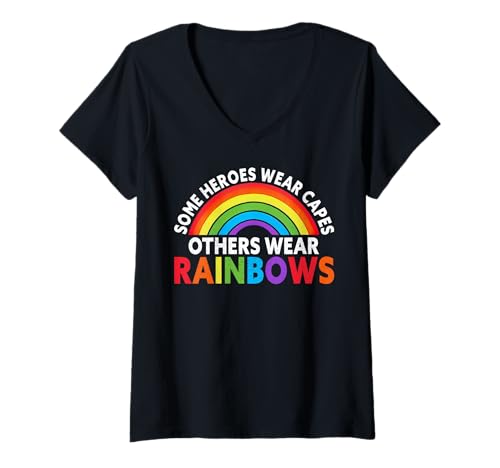 Damen Einige Helden tragen Umhänge, andere tragen Regenbögen LGBTQ Pride T-Shirt mit V-Ausschnitt Damen Einige Helden tragen Umhänge, andere tragen Regenbögen LGBTQ Pride T-Shirt mit V-Ausschnitt von LGBT Pride Month Transgender Trans Flag Rainbow