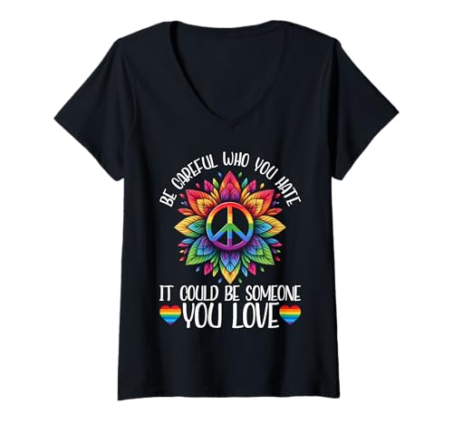 Damen Sei vorsichtig, wen du hasst, es könnte jemand sein, den du liebst LGBTQ T-Shirt mit V-Ausschnitt Damen Sei vorsichtig, wen du hasst, es könnte jemand sein, den du liebst LGBTQ T-Shirt mit V-Ausschnitt von LGBT Pride Month Transgender Trans Flag Rainbow