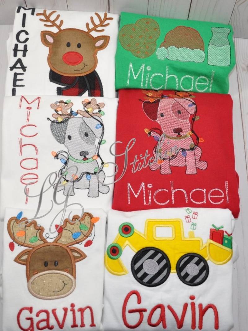Weihnachten Shirt Monogramm Santa Welpen Monogrammiert Mädchen Body Weihnachtskranz Bestickt Reinde Benutzerdefinierte von LGStitchin