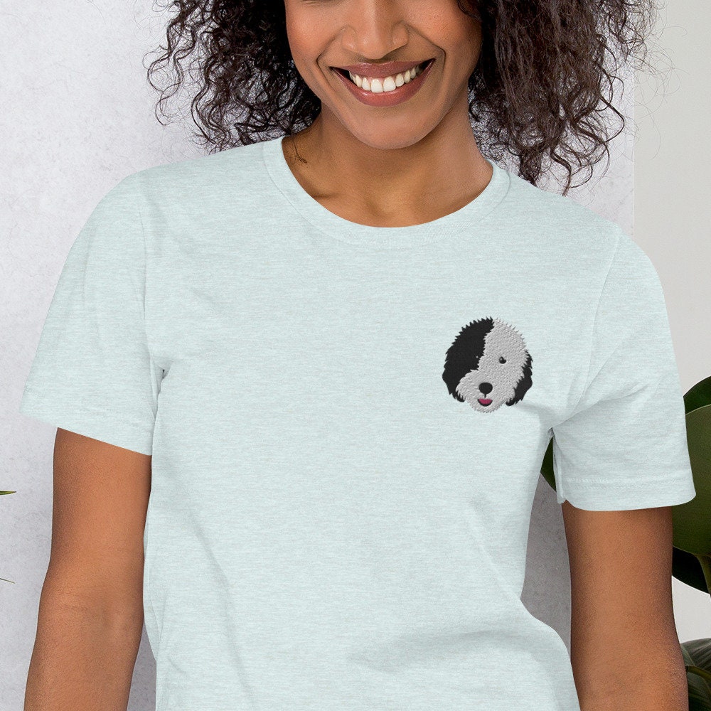 Schafadoodle Shirt, Besticktes Geschenk, Hund Mama Kurzärmeliges Unisex T-Shirt von LGglorydesigns