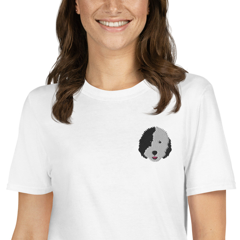 Schafadoodle Shirt, Gesticktes Geschenk, Hund Mama Papa Kurzärmeliges Unisex T-Shirt von LGglorydesigns