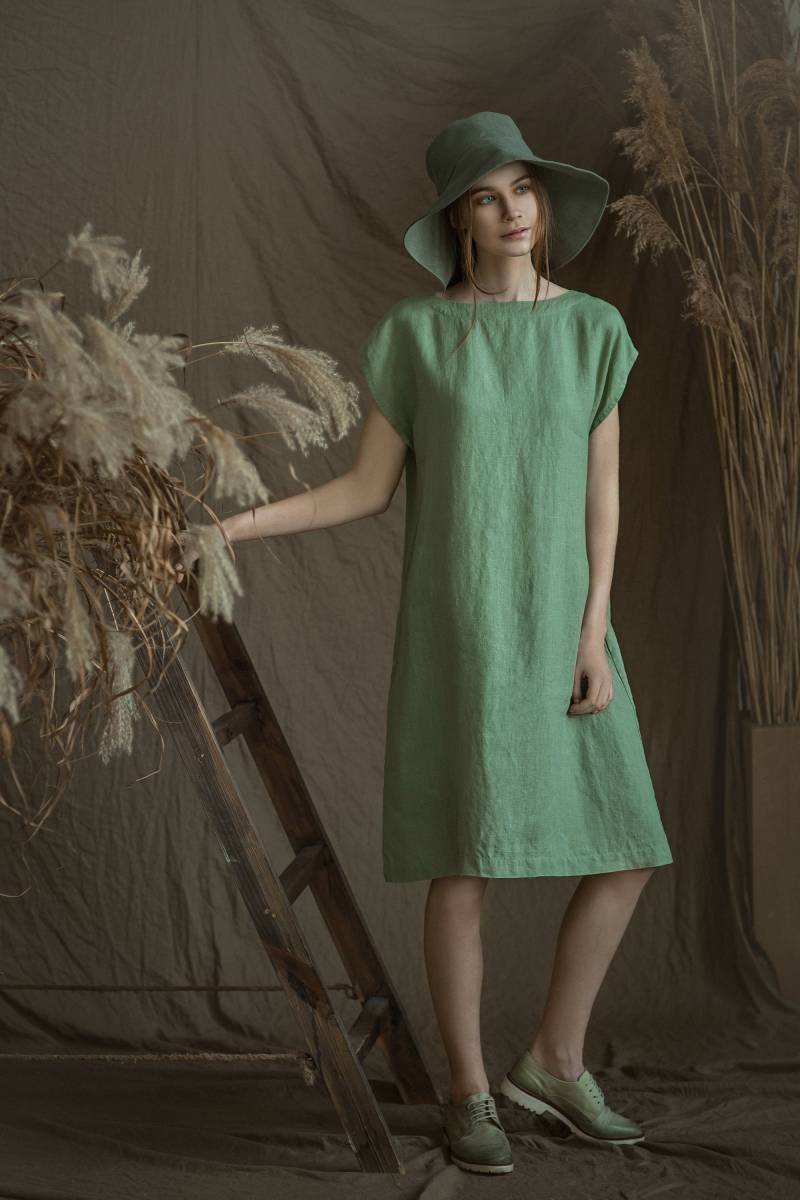 Grünes Leinenkleid Einfache, Ärmellose Tunika, Lockere Sommerpassform von LGlinen