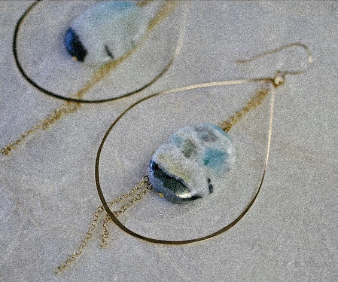 Gold Hoop Ohrringe, Jaspis Statement Bold Creolen Mit Blauen Stein, Gehämmert Ohrringe von LHJewelryBoutique