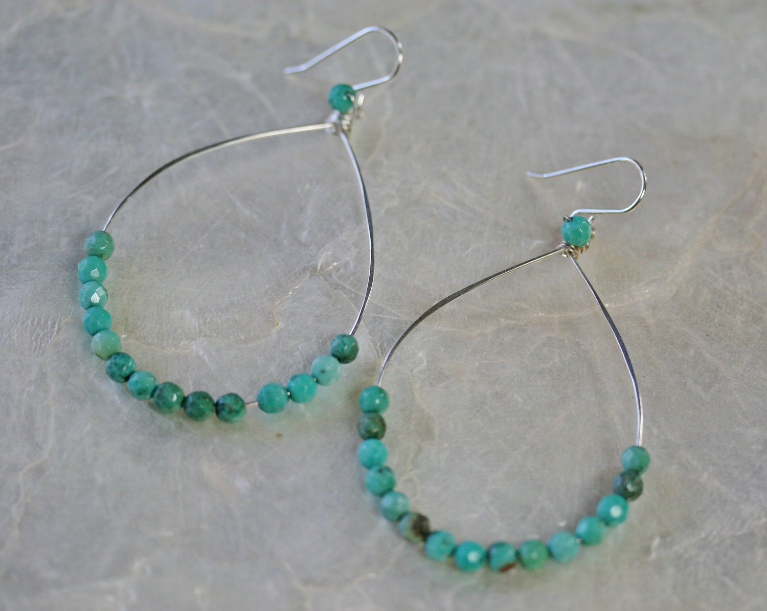 Perlen Creolen, Chrysopras Ohrringe, Grüne Edelstein Creolen Mit Edelsteinen, Silber von LHJewelryBoutique