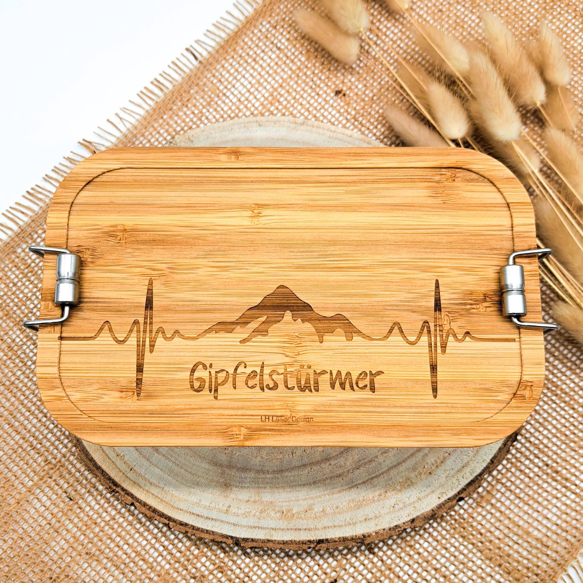 Gravierte Brotdose Aus Edelstahl Mit Bambusdeckel | Gipfelstürmer Berge Geschenk Ski Bergliebe Gravierte Brotdose Aus Edelstahl Mit Bambusdeckel | Gipfelstürmer Berge Geschenk Ski Bergliebe von LHLaserDesign