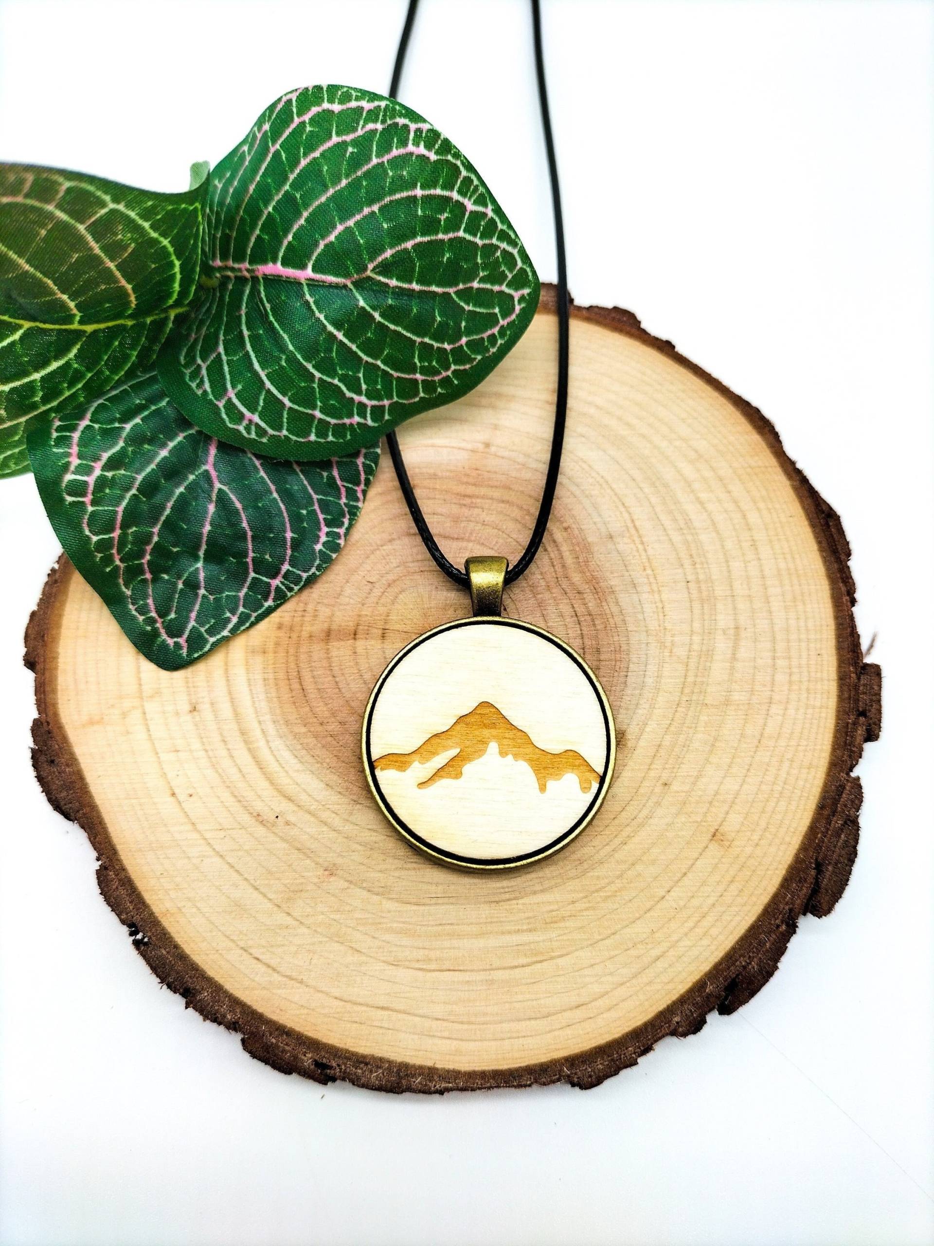 Holzkette Mit Bergmotiv Hell | Holzschmuck Anhänger Rund Gravur Handgefertigt Laser Cut Fassung Holzkette Mit Bergmotiv Hell | Holzschmuck Anhänger Rund Gravur Handgefertigt Laser Cut Fassung von LHLaserDesign