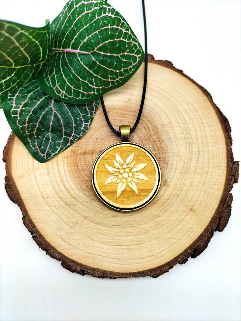 Kette "Edelweiß Dunkel" | Holz Anhänger Rund Kunstleder Handgefertigt Laser Cut Fassung Kette "Edelweiß Dunkel" | Holz Anhänger Rund Kunstleder Handgefertigt Laser Cut Fassung von LHLaserDesign
