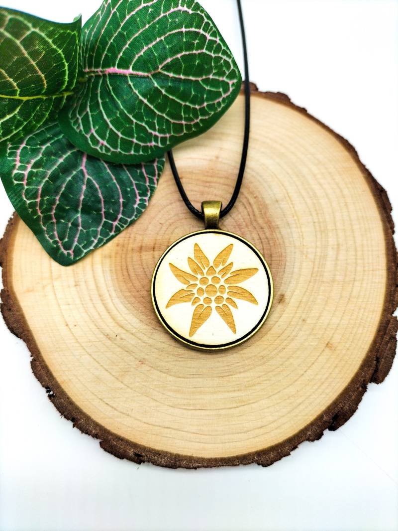 Kette "Edelweiß Hell" | Holz Anhänger Rund Kunstleder Handgefertigt Laser Cut Fassung Kette "Edelweiß Hell" | Holz Anhänger Rund Kunstleder Handgefertigt Laser Cut Fassung von LHLaserDesign