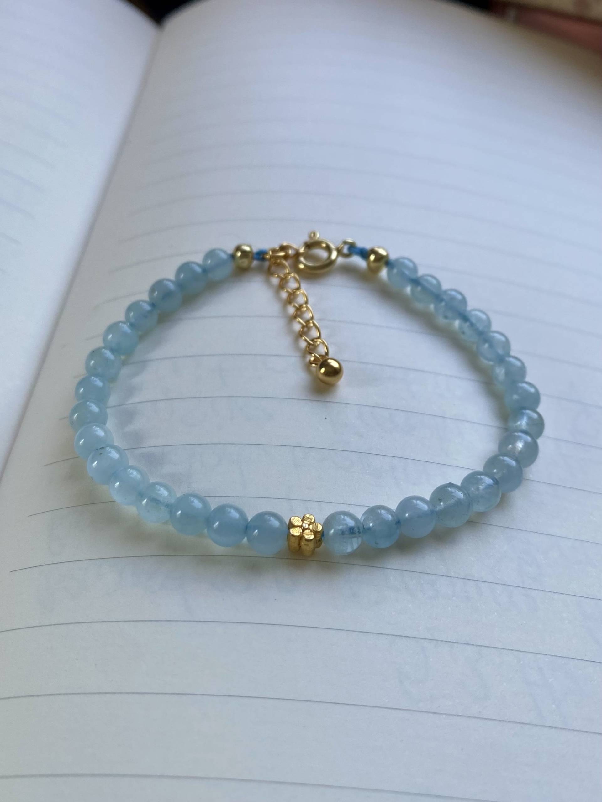 Aquamarin A Qualität Armband Aus Perlen Mit Kleiner Vergoldeter Messing Blume Aquamarin A Qualität Armband Aus Perlen Mit Kleiner Vergoldeter Messing Blume von LICHTARBEITERbyJenny