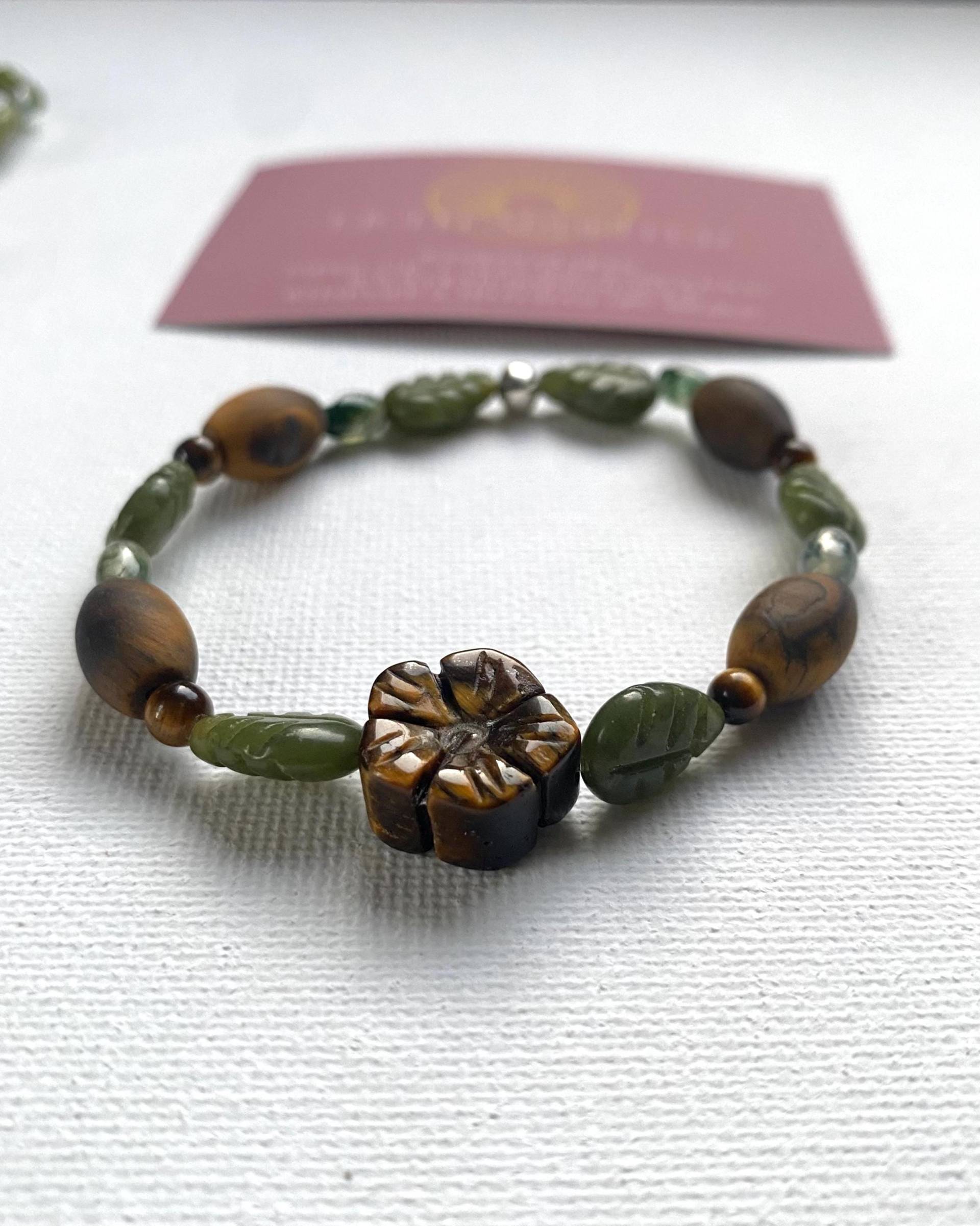 Armband „Leaves" Mit Blüte Aus Geschnitztem Tigerauge Armband „Leaves" Mit Blüte Aus Geschnitztem Tigerauge von LICHTARBEITERbyJenny