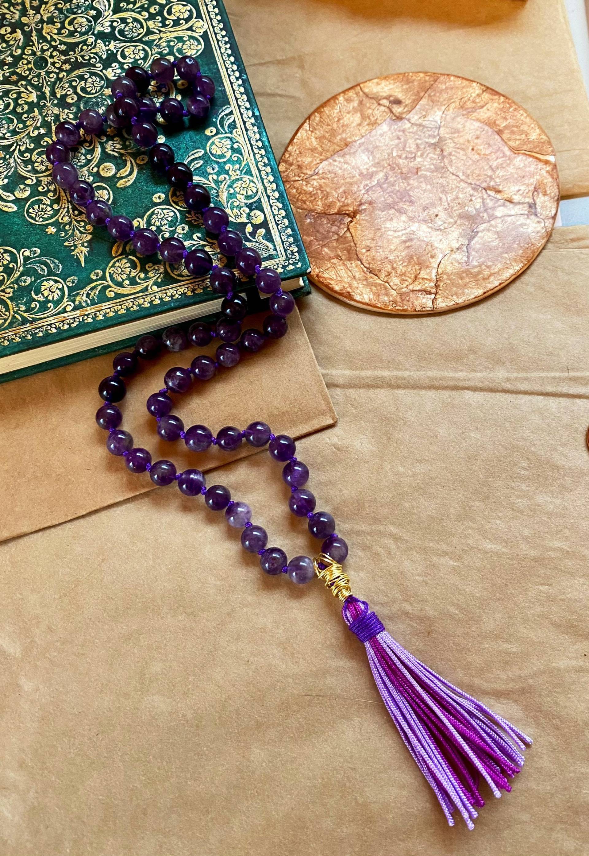 Handgeknüpfte Amethyst Kette Quaste Mala Style Lila Handgeknüpfte Amethyst Kette Quaste Mala Style Lila von LICHTARBEITERbyJenny