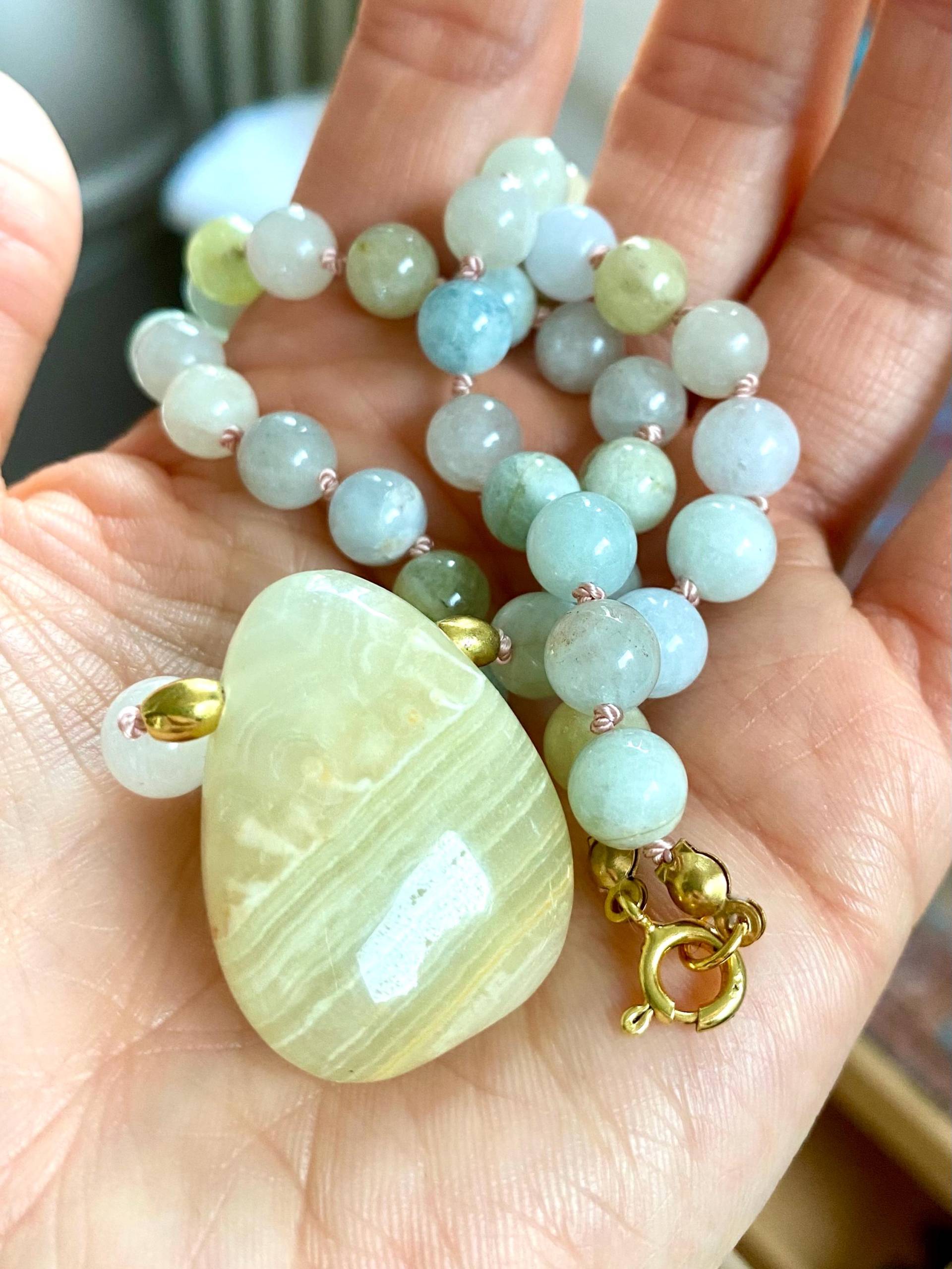 Handgeknüpfte Kette Aus Aquamarin Und Heliodor Perlen Anhänger Calcit Handgeknüpfte Kette Aus Aquamarin Und Heliodor Perlen Anhänger Calcit von LICHTARBEITERbyJenny