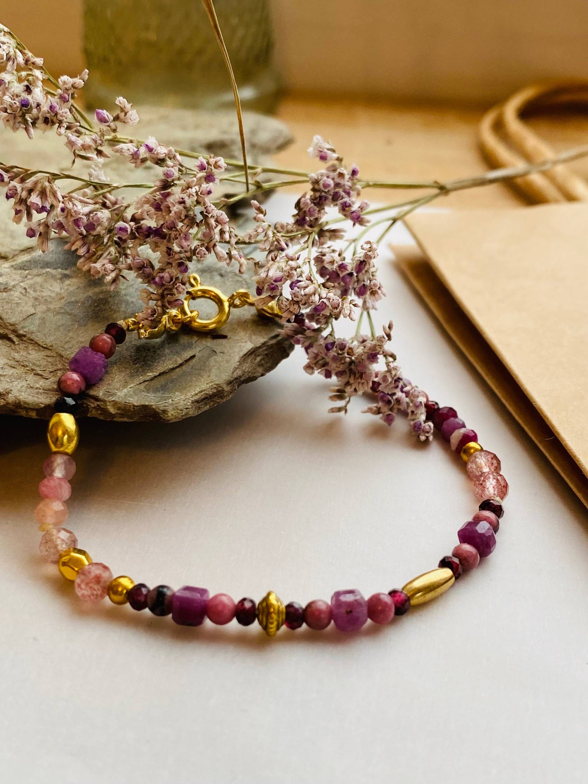 Herz Chakra Armband Rubin Granat Rhodonit Zart & Geschmeidig Handgeknüpft Perlseide Herz Chakra Armband Rubin Granat Rhodonit Zart & Geschmeidig Handgeknüpft Perlseide von LICHTARBEITERbyJenny