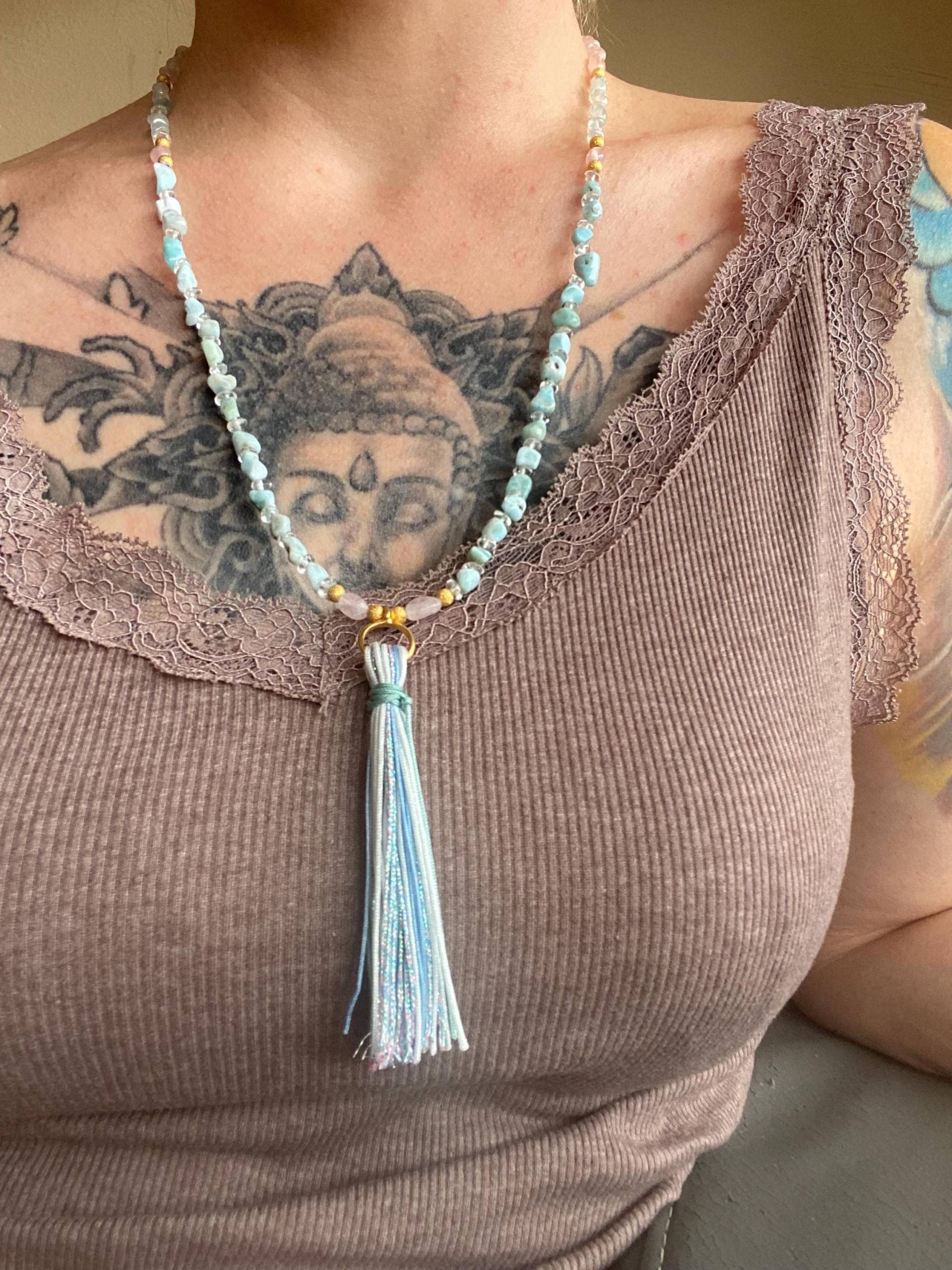 Lange Edelsteinkette Larimar, Aquamarin, Morganit Und Bergkristall Hals Chakra Handgefertigte Quaste Lange Edelsteinkette Larimar, Aquamarin, Morganit Und Bergkristall Hals Chakra Handgefertigte Quaste von LICHTARBEITERbyJenny