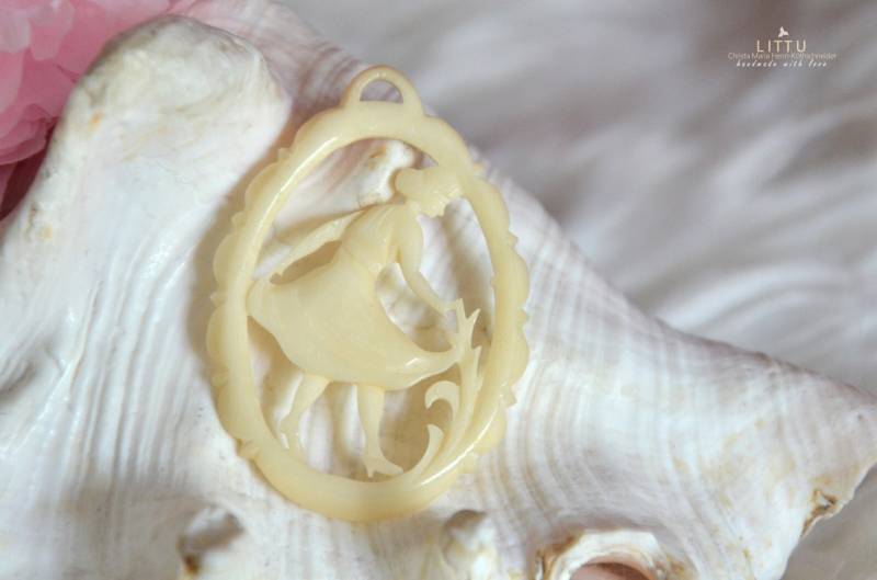 Geschnitzter Jugendstilanhänger Um 1900 Aus Bein von LICHTTUPFER