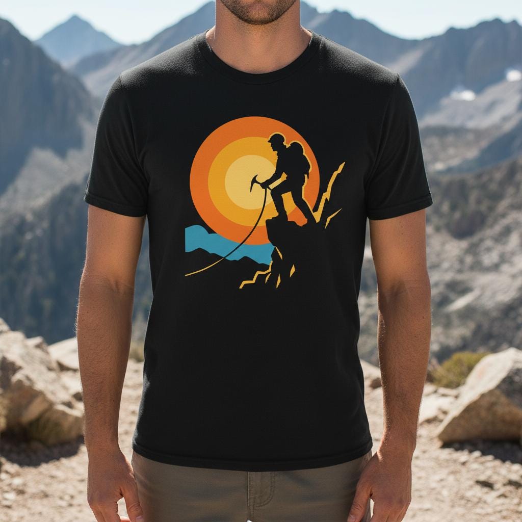 Bergsteiger T-Shirt Für Outdoor Fans - Klettern Shirt Mit Bergmotiv Geschenkidee Wanderer Und Gipfelstürmer Bergsteiger T-Shirt Für Outdoor Fans - Klettern Shirt Mit Bergmotiv Geschenkidee Wanderer Und Gipfelstürmer von CottonCoreLab