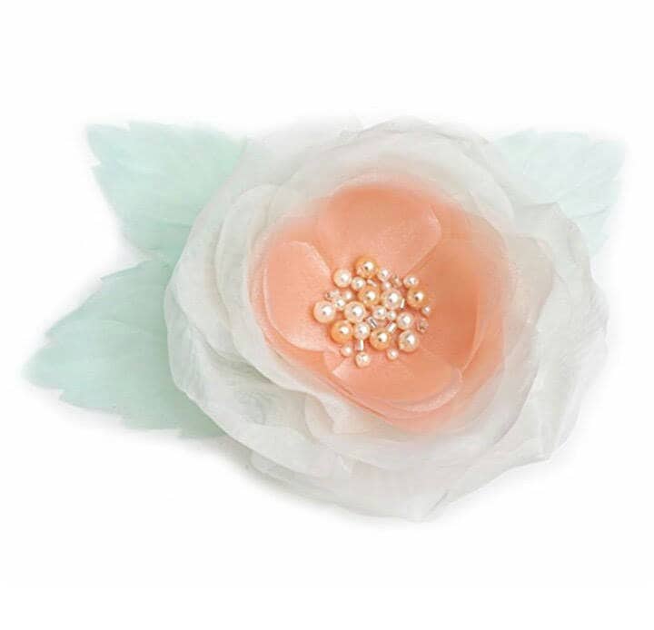Blumenbrosche Aus Organzastoff in Elfenbein, Pfirsich Und Hellgrün. Perlenstickerei von LIDALYDI
