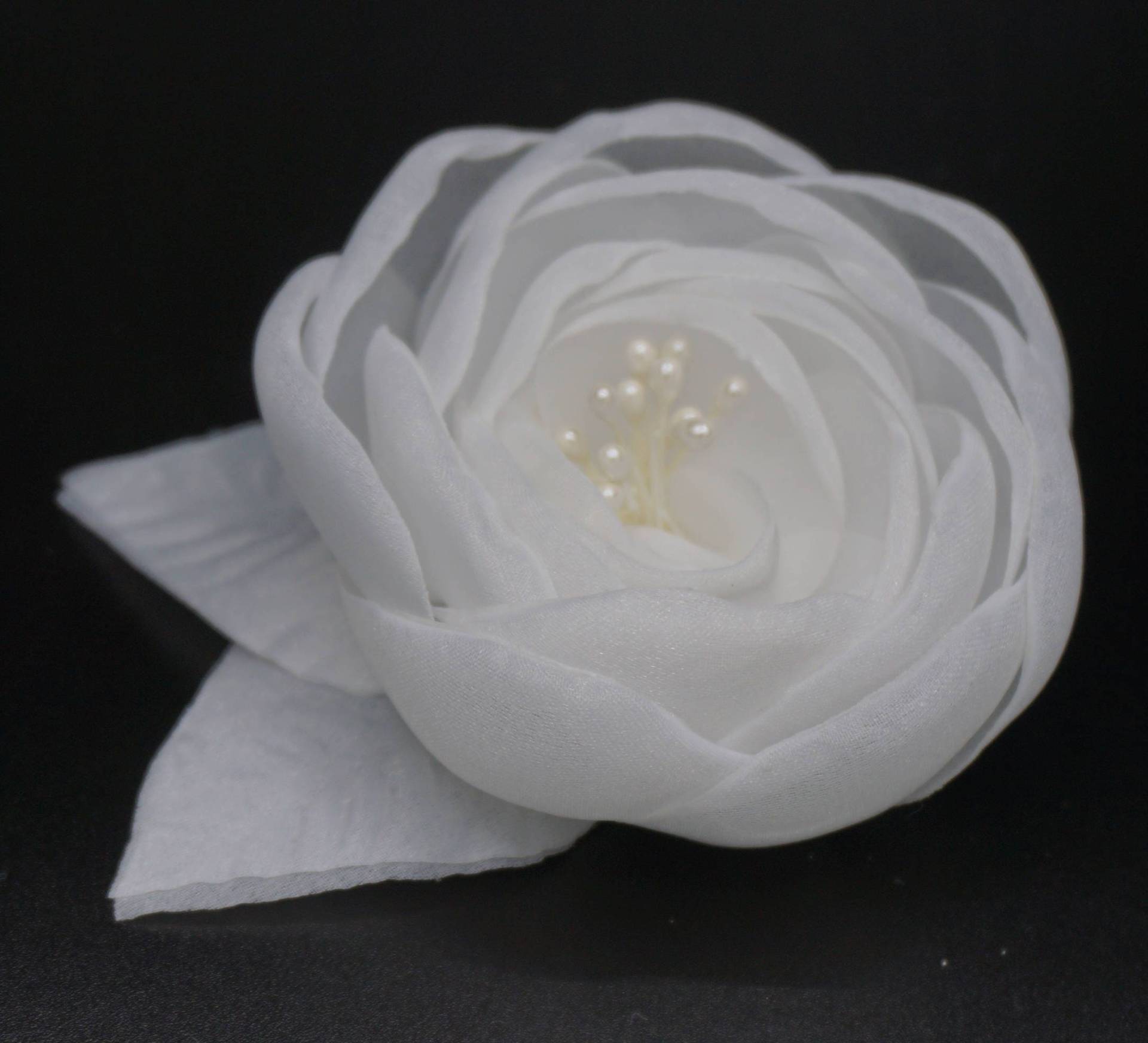 Elfenbeinfarbene Organza-Blumenbrosche Elfenbeinfarbene Organza-Blumenbrosche von LIDALYDI