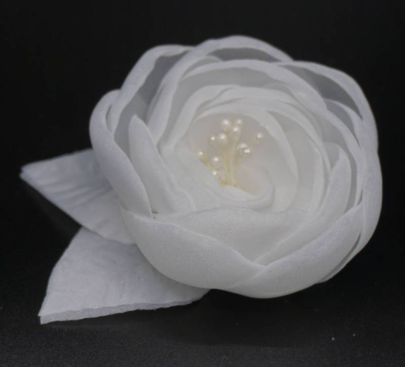 Elfenbeinfarbene Organza-Blumenbrosche Elfenbeinfarbene Organza-Blumenbrosche von LIDALYDI