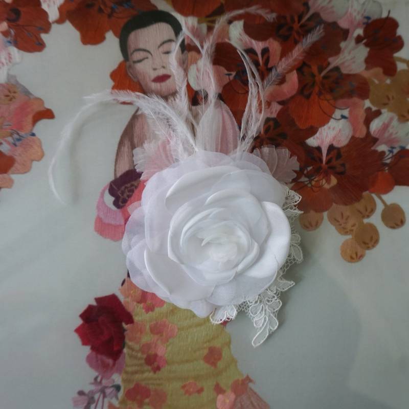 Weiße Hochzeitsblumenbrosche Aus Taft, Organza, Spitze Und Feder Weiße Hochzeitsblumenbrosche Aus Taft, Organza, Spitze Und Feder von LIDALYDI